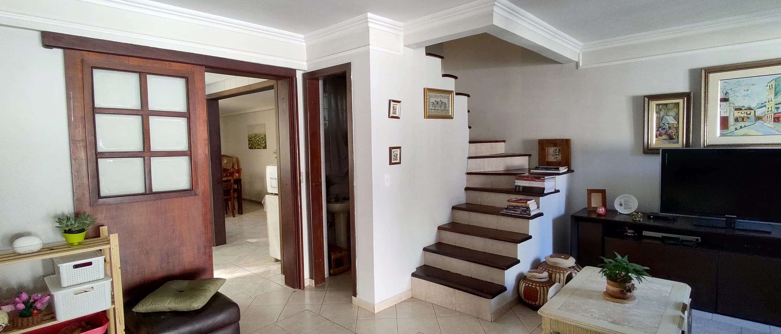 Sobrado 03 quartos sendo uma suíte em Condomínio Pinhais