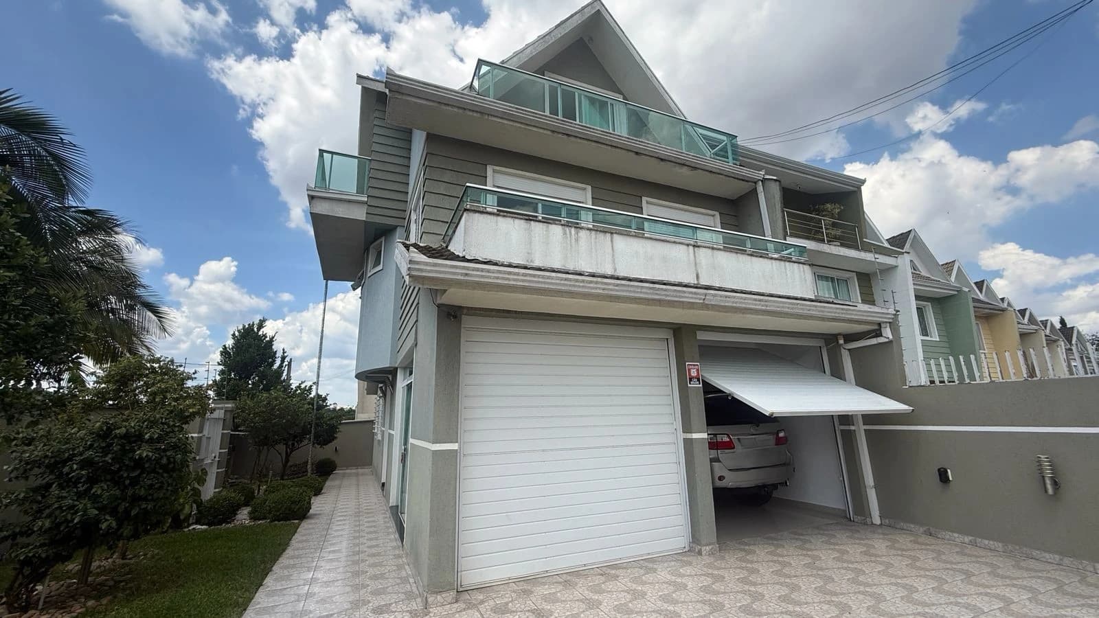 Sobrado Triplex 04 quartos no Atuba com 200M²